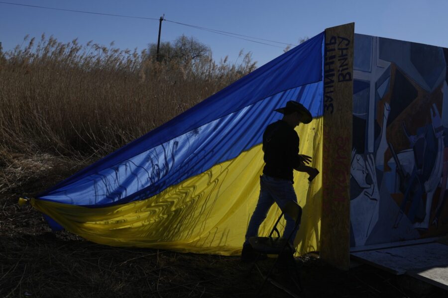  Den ukrainska flaggan sätts upp i sydöstra Polen, vid gränsen till det krigshärjade landet.