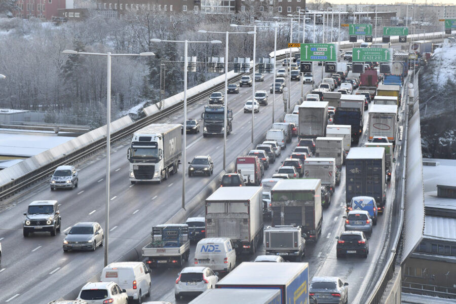 Stockholm åtar sig att bli klimatneutralt till 2030 och transporters utsläpp ska minska med 80 procent.