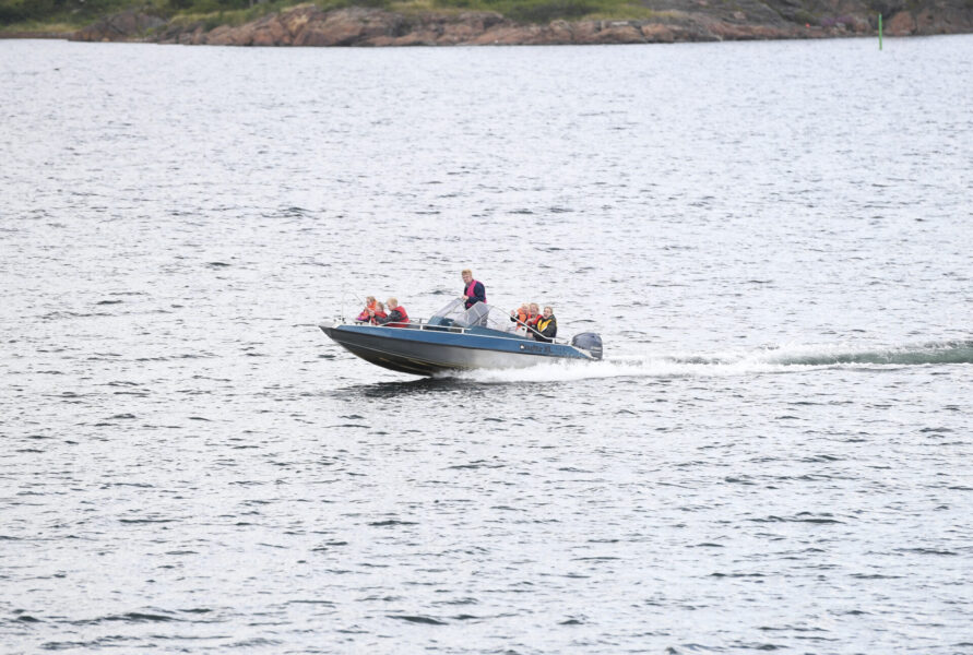 En motorbåt på öppet vatten.