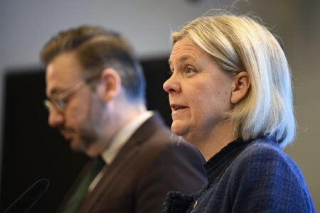 Magdalena Andersson i förgrunden och i bakgrunden Muharrem Demirok.