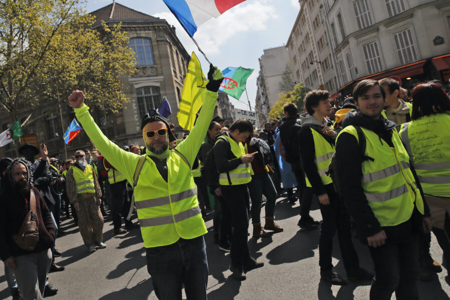 Den franska proteströrelsen gula västarna har protesterat sedan 2018 mot bland annat höjningar av bensinskatten, som de ansåg drabba i första hand låginkomsttagare.