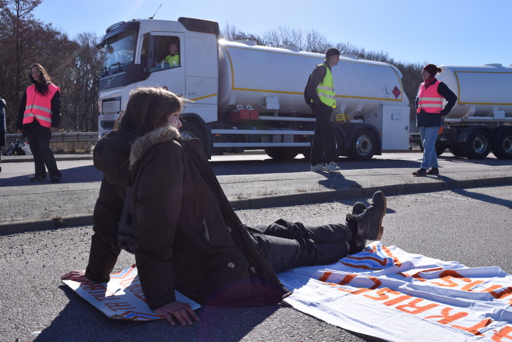 Några av det tjugotal ungdomar som blockerar bränsletransporter i Energihamnen i Göteborg