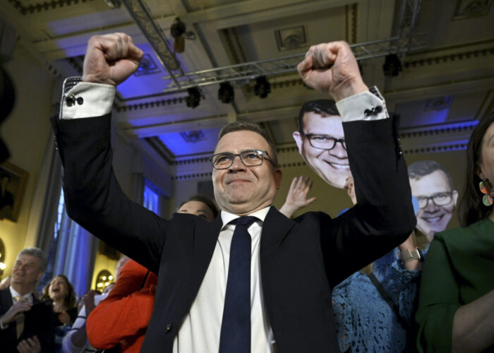 Samlingspartiets Petteri Orpo gör en segergest.