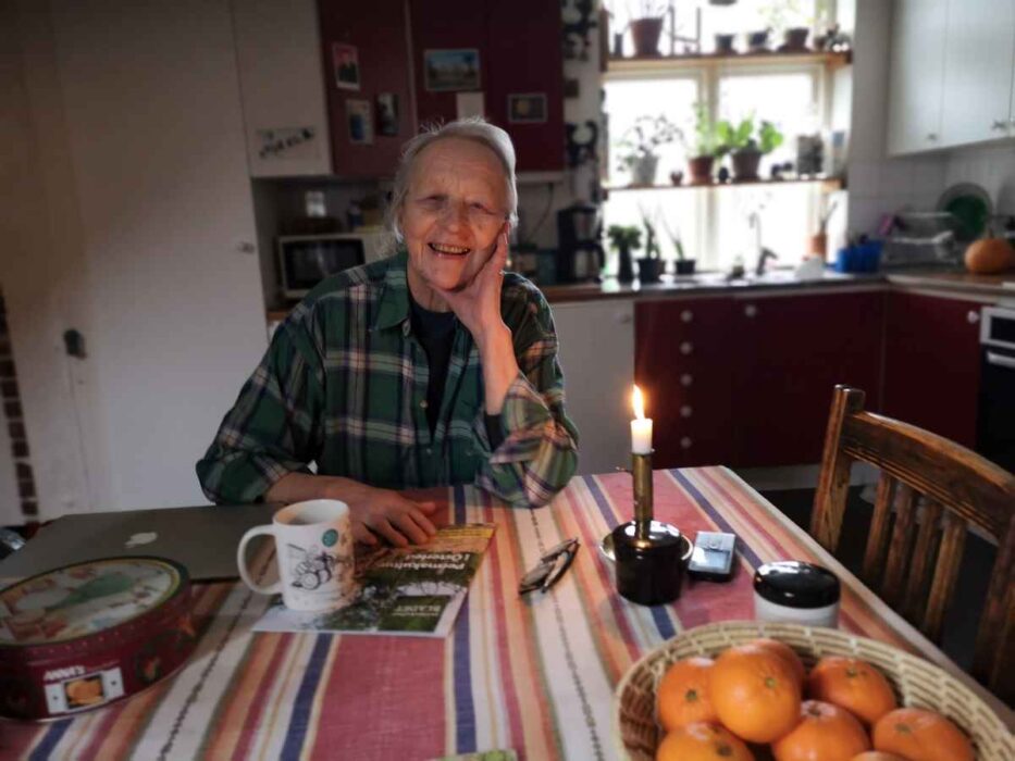 Framför sig på bordet håller Kicki Bobacka det senaste numret av Permakulturbladet som hon är med och framställer