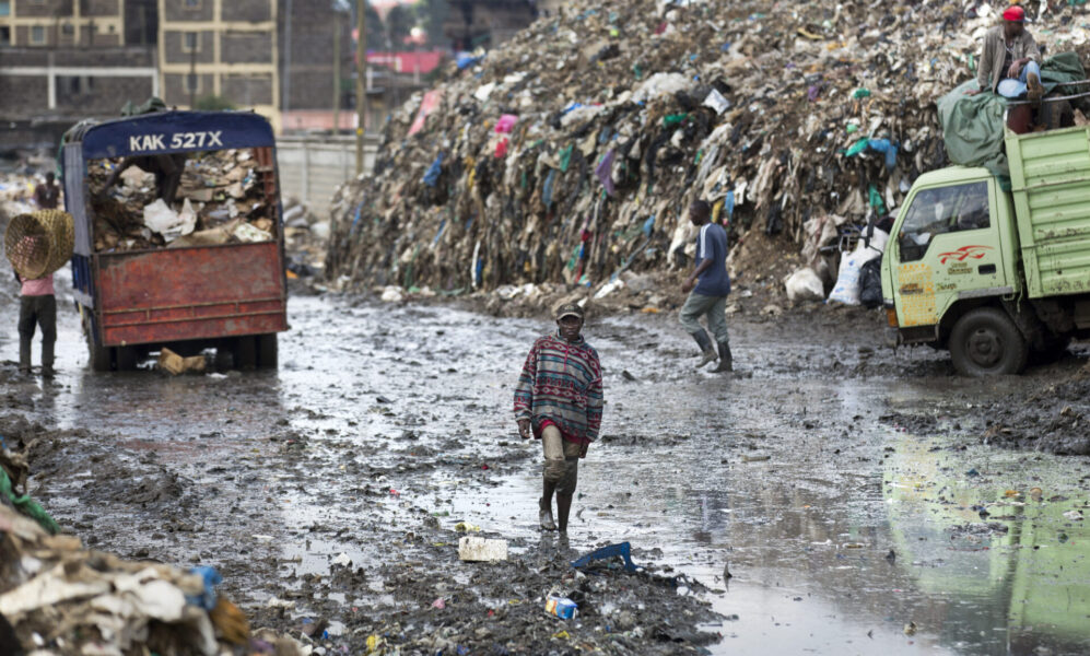 En soptipp i Nairobi i Kenya, på platser som denna hamnar många av de kläder vi förbrukar i Europa.