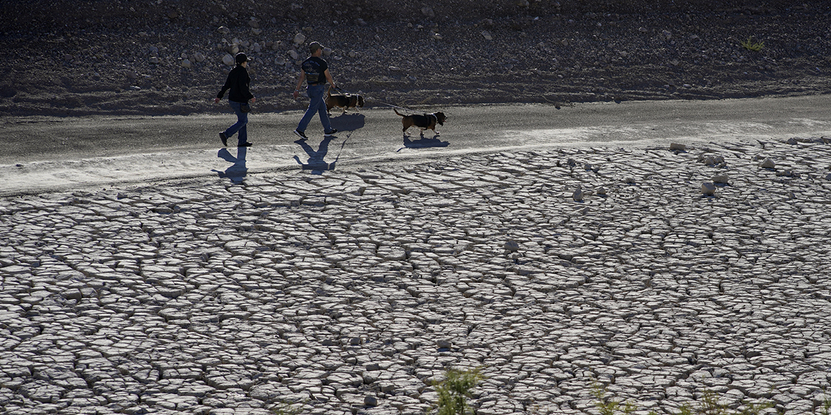 Människor promenerar på den krackelerade sjöbotten av Lake Mead i Nevada, USA, i januari.