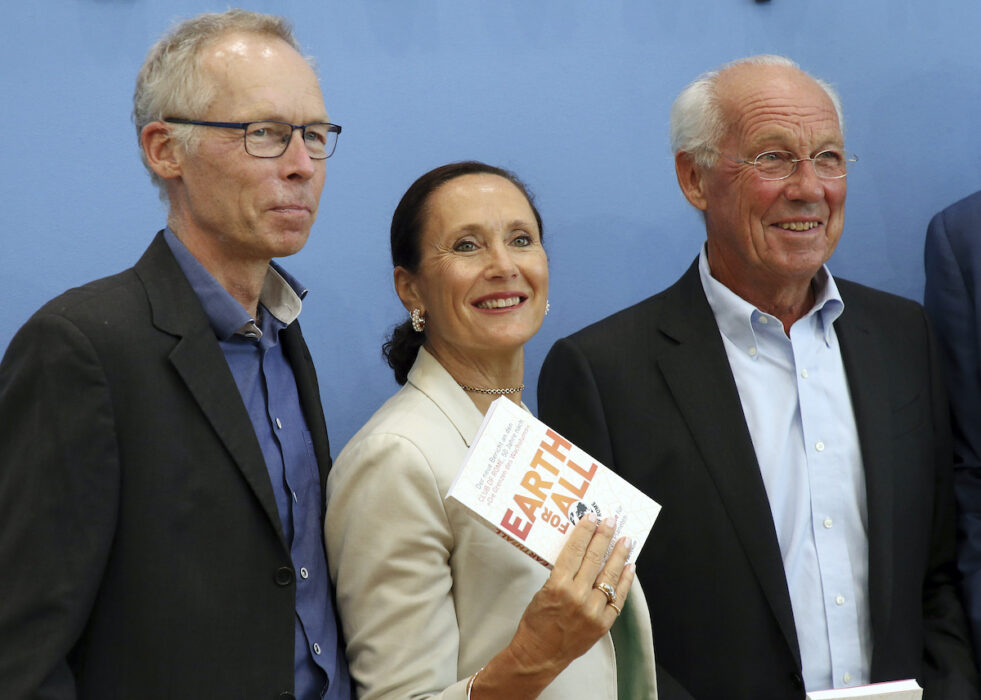 Svenska Johan Rockström, chef för Potsdaminstitutet för klimatforskning, Sandrine Dixson-Decleve, Romklubbens ena ordförande och klimatstrategiprofessor Jorgen Randers, är tre av medförfattarna till Earth for all (2022)