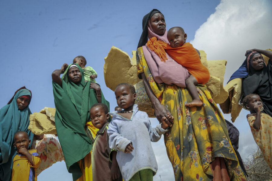 Somalier som flytt torkan på Afrikas horn, som är den värsta att drabba regionen på 40 år, anländer till ett flyktingläger utanför Mogadishu i juni 2022.