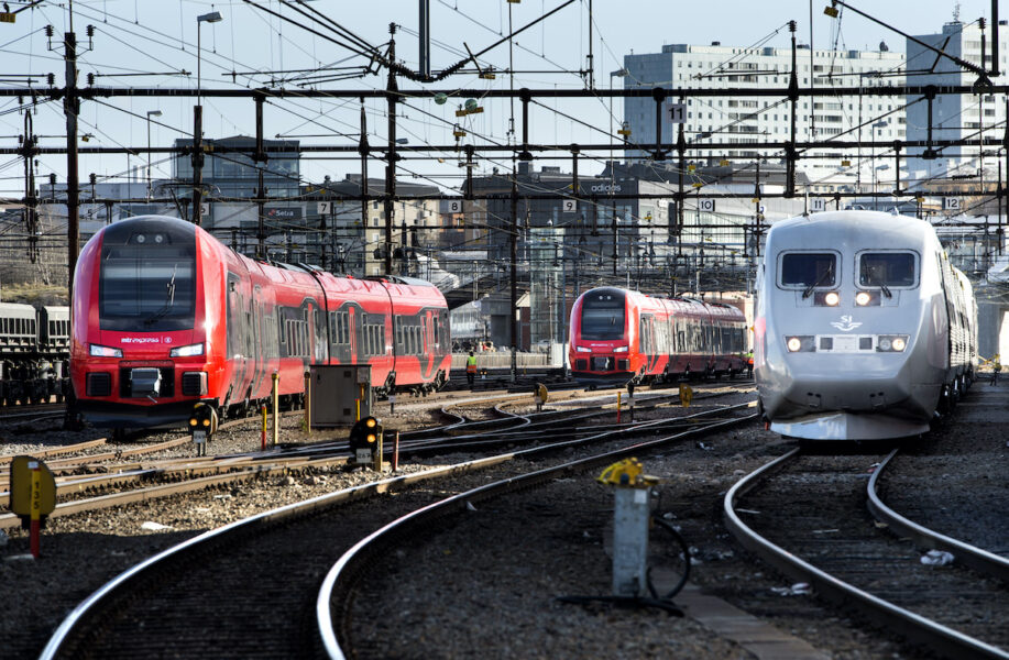 2015 började snabbtåget MTR Express (rött) konkurrera med SJ (grått) på sträckan Stockholm–Göteborg.