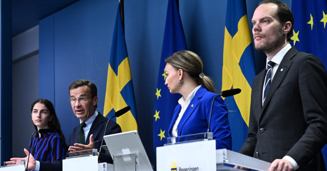 Klimat- och miljöminister Romina Pourmokhtari (L), statsminister Ulf Kristersson (M), energi- och näringsminister Ebba Busch (KD) och Martin Kinnunen (SD) på en pressträff om tillståndsprocesser.