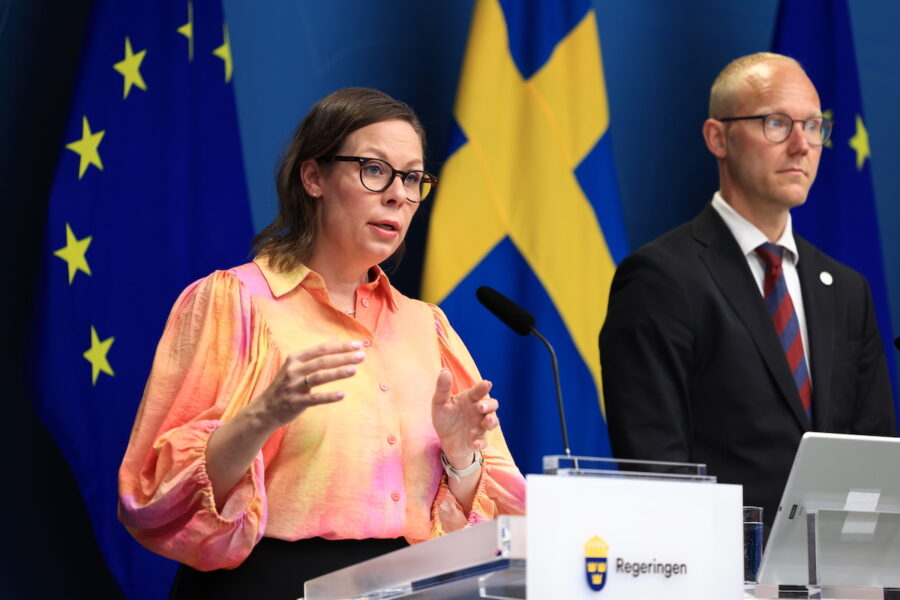 Regeringen vill inrätta återvändandecenter uppger migrationsminister Maria Malmer Stenergard (M) på en pressträff tillsammans med Ludvig Aspling (SD) samt representanter från KD och L.