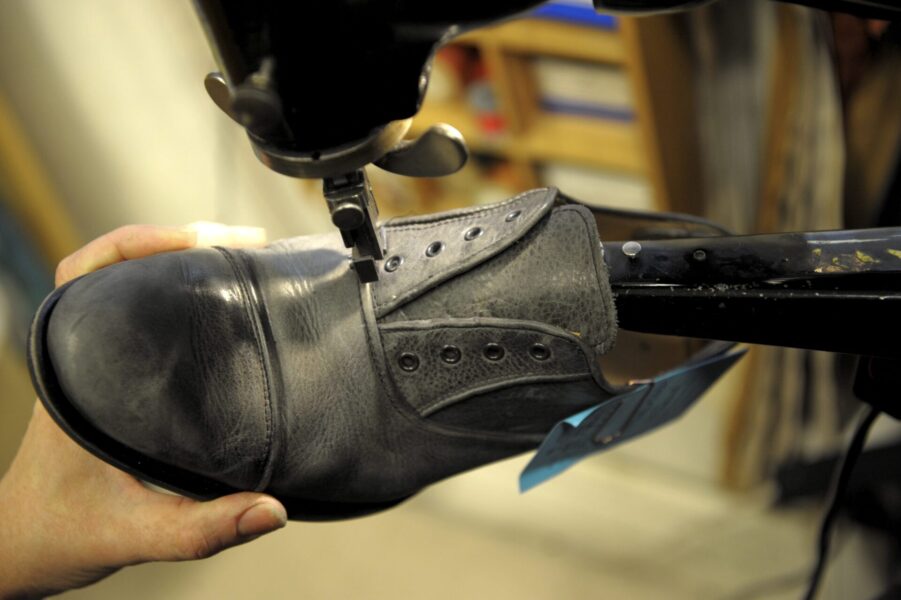 Ett besök hos skomakaren blir billigare i Frankrike när regeringen inför bonus för reparationer av skor och kläder.