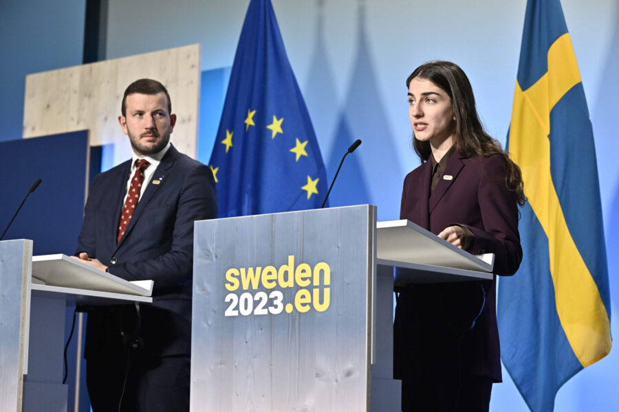"Jag delar inte bilden som EEB tecknar av det svenska ordförandeskapet", säger miljöminister Romina Pourmokhtari (L), här med EU:s miljökommissionär Virginius Sinkevicius under en pressträff i Stockholm.