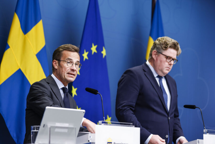 Statsminister Ulf Kristersson (M) och justitieminister Gunnar Strömmer (M) under tisdagens pressträff om det säkerhetspolitiska läget.