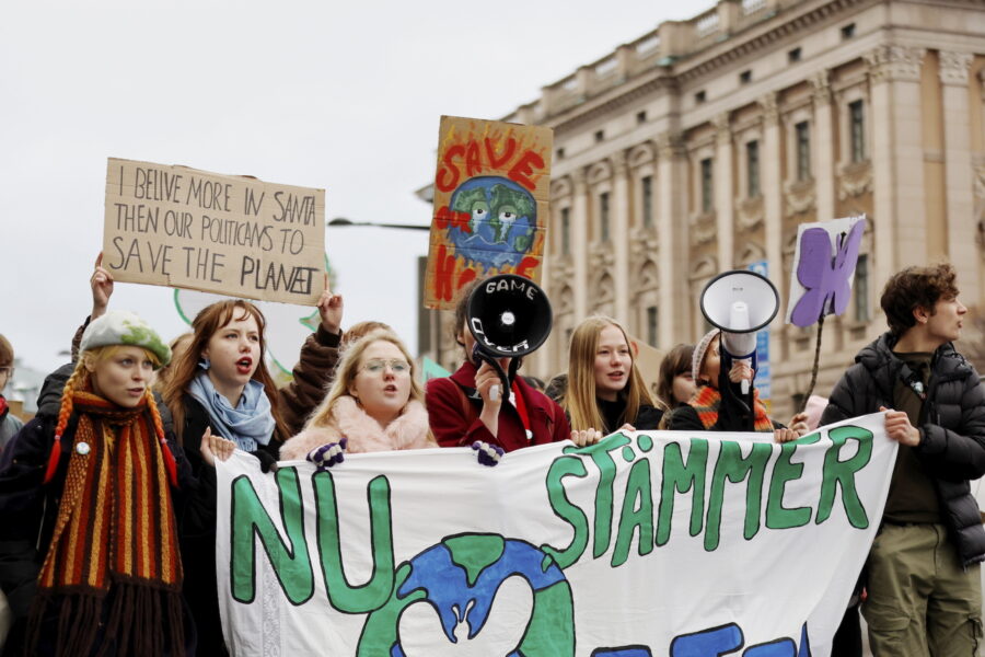 Klimatdemonstration i Stockholm som den ungdomsledda organisationen Auroras gjorde inför inlämning av sin stämningsansökan mot staten för bristande klimatarbete.