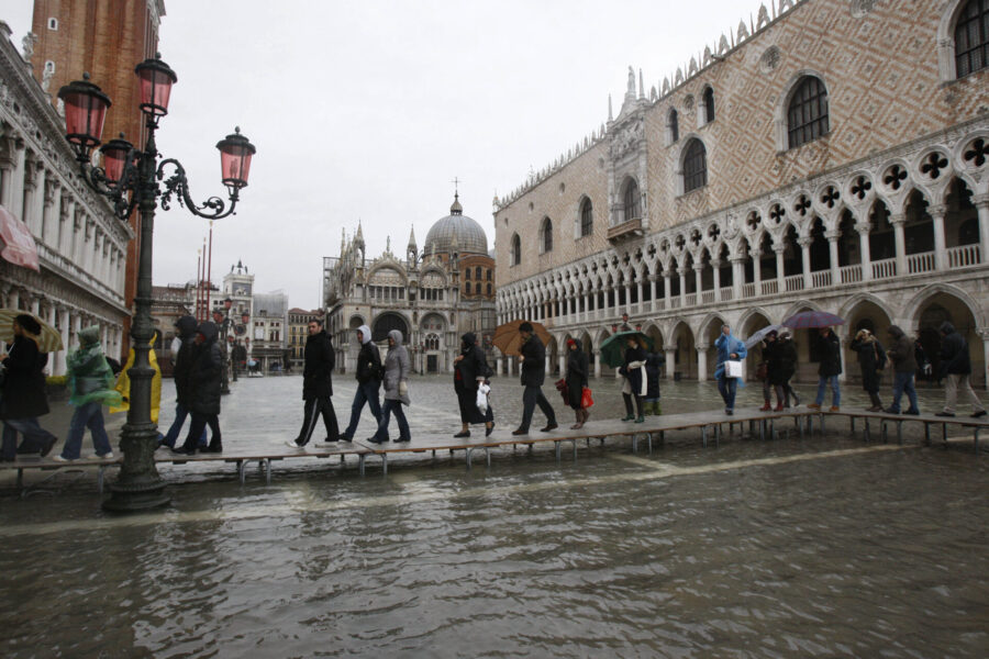 Venedig är ett av de världsarv som nu anses vara i fara på grund av massturism och högre vattenstånd.