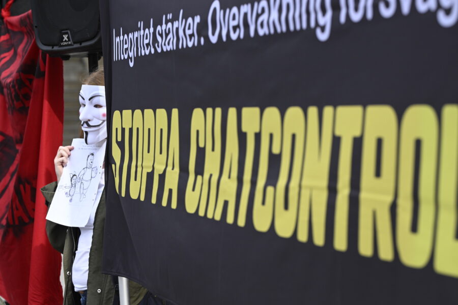 Demonstration mot det så kallade ”Chat control”-förslaget på Mynttorget i Stockholm i maj i år.