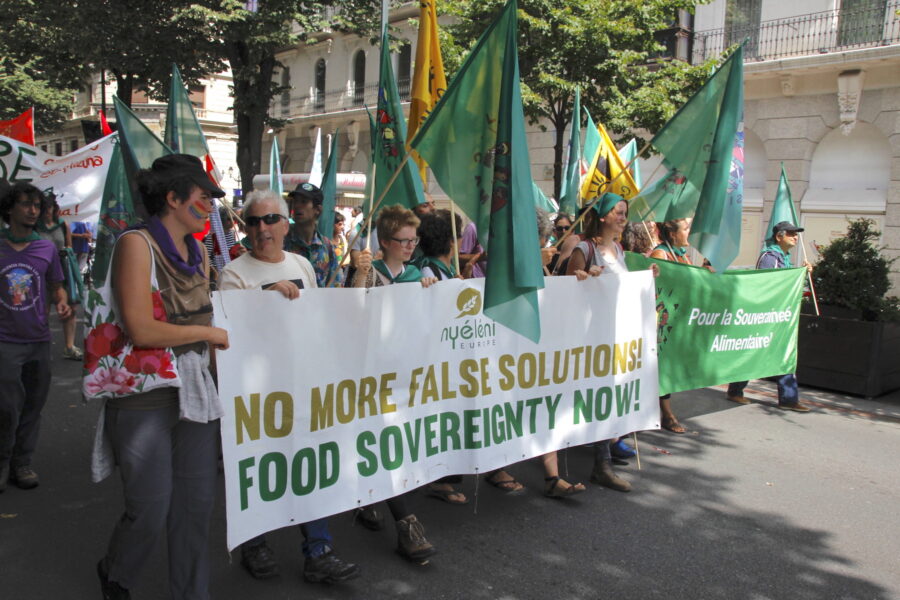 Den internationella småbrukarrörelsen La Vía Campesina kan vara en förebild för rättvis omställning, genom sin tydliga kamp mot nyliberalismen och för småbrukarnas, urfolkens och Moder jords rättigheter.