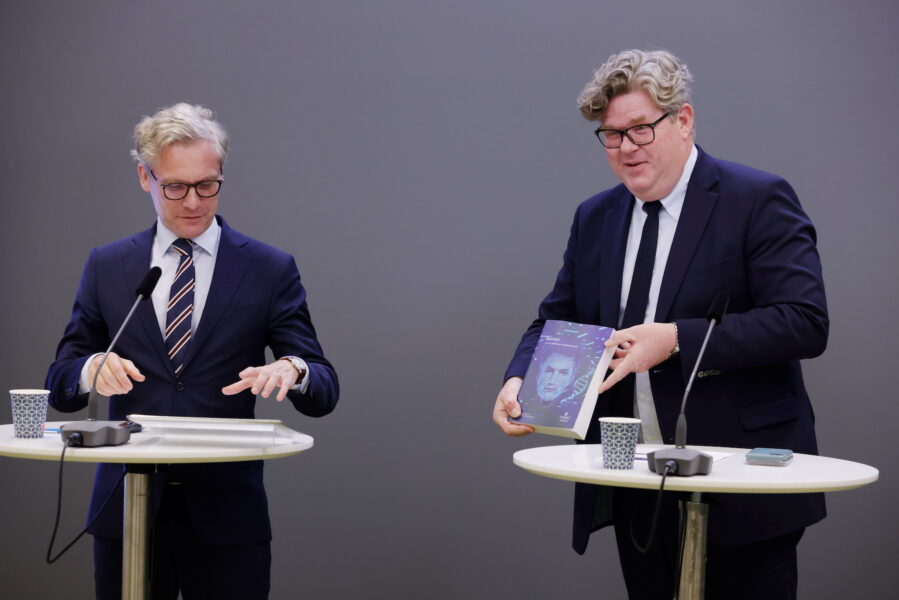 Justitieminister Gunnar Strömmer (M) tog i juni emot den så kallade biometriutredningen av den särskilda utredaren, chefsjuristen Eric Leijonram (t v).