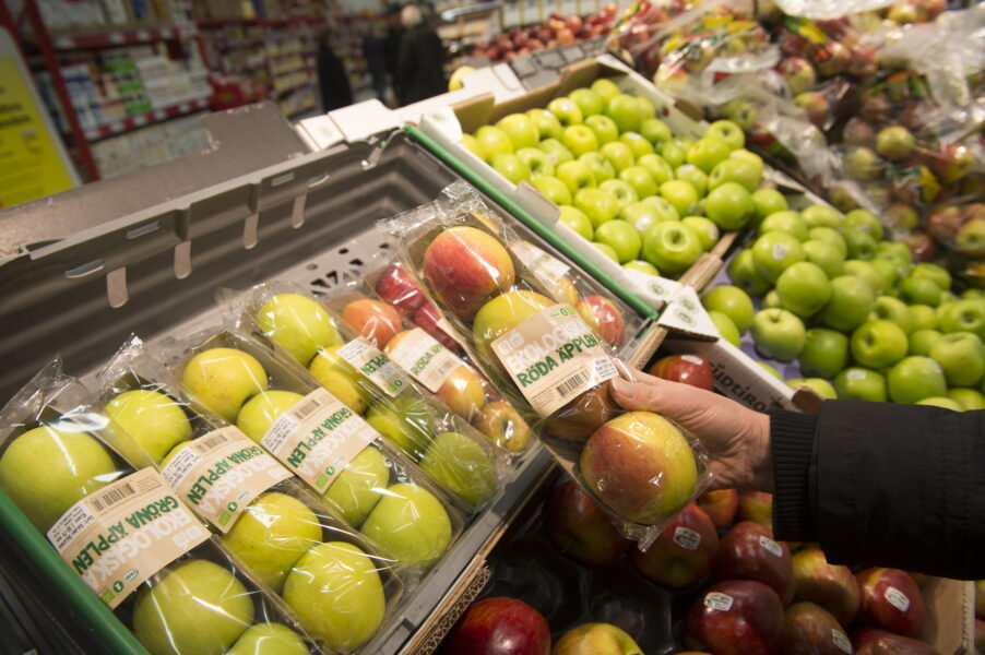 Att byta konventionella mot ekologiska äpplen sparar inget konstgödsel men en liter kemiska bekämpningsmedel per år, enligt Naturskyddsföreningens beräkningar.