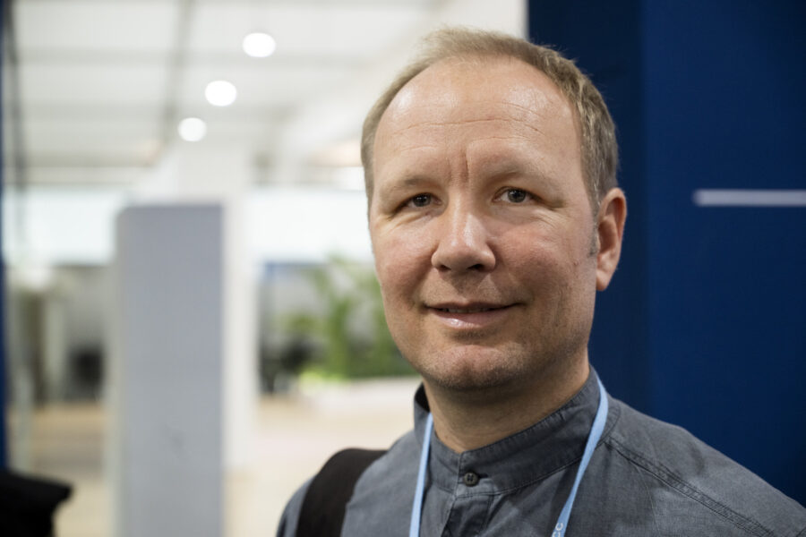 Mathias Fridahl, forskare i klimatpolitik vid Linköpings universitet kallar det ”väldigt lustigt” att minskar ambitionsnivån för klimatarbetet i ett av världens rikaste länder.