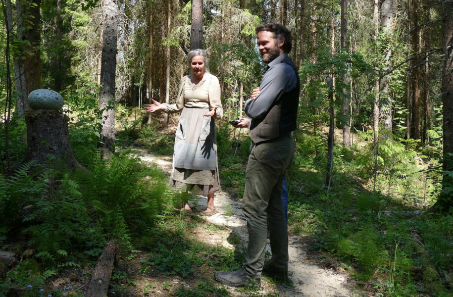 Maria "Vildhjärta" Westerberg och Johannes Söderqvist har planterat över 2000 träd i den granbarkborreangripna skogen, med inspiration från rewildingrörelsen.