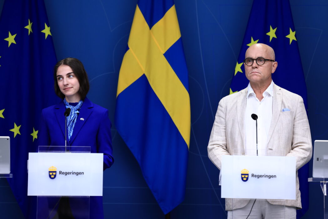 Klimat- och miljöminister Romina Pourmokhtari (L) och John Hassler, utredare som skrivit en rapport om hur Sveriges klimatpolitik bör utvecklas utifrån EU:s nya klimatlagstiftning Fit for 55