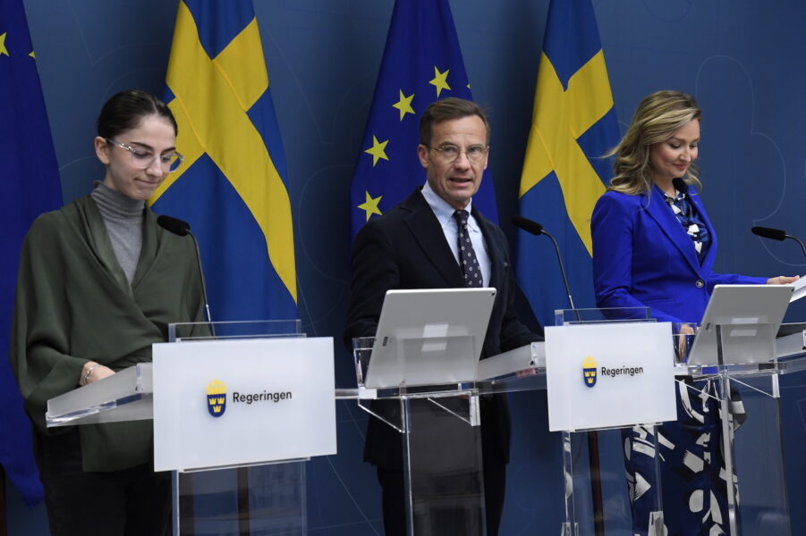 Klimat- och miljöminister Romina Pourmokhtari (L), Statsminister Ulf Kristersson (M) och energi- och näringsminister Ebba Busch (KD) belönas med Svenska Greenwashpriset.