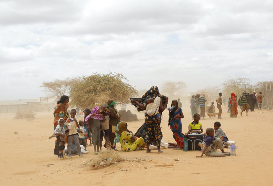 Klimatflyktingar från Somalia utanför ett flyktingläger i Kenya.