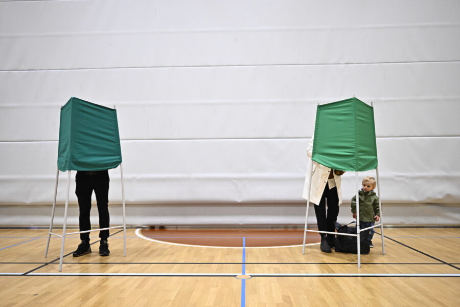 Valsystemets trovärdighet rankas högt, men demokrati är mer än att gå och rösta.