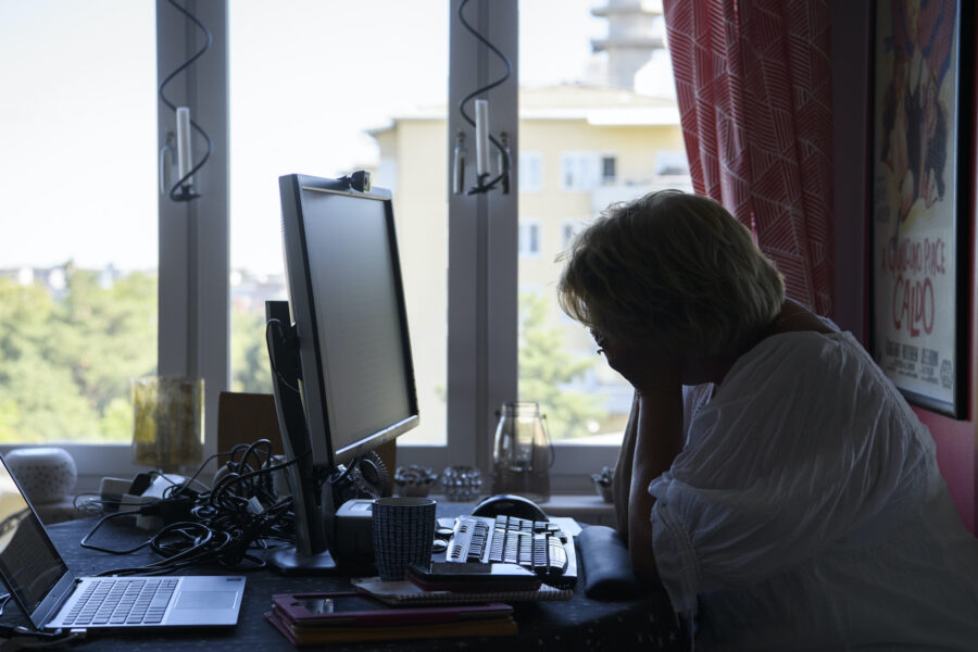 Kvinnor är överrepresenterade bland de som jobbar trots sjukdom, visar en ny undersökning.