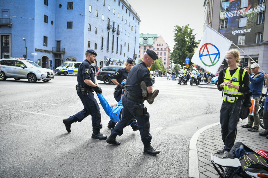 Klimataktivister från Extinction rebellion blockerar Kungsgatan i Stockholm.