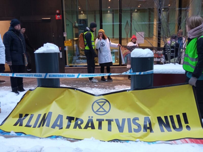 Forskare protesterar utanför klimat- och näringslivsdepartementet 30 november, samma dag klimattoppmötet i Dubai startade.