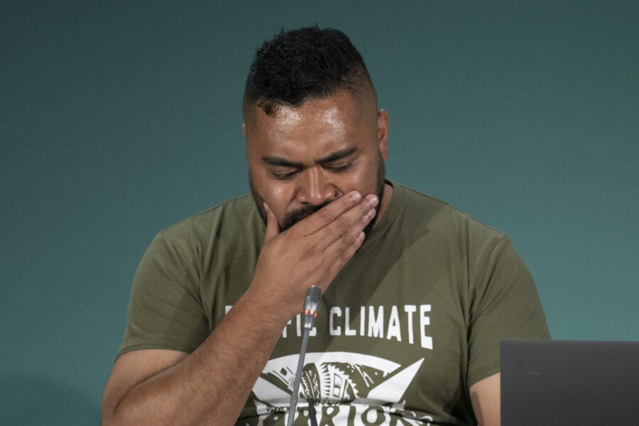 Joseph Sikulu från Pacific Climate Warriors kan inte hålla tillbaka tårarna.