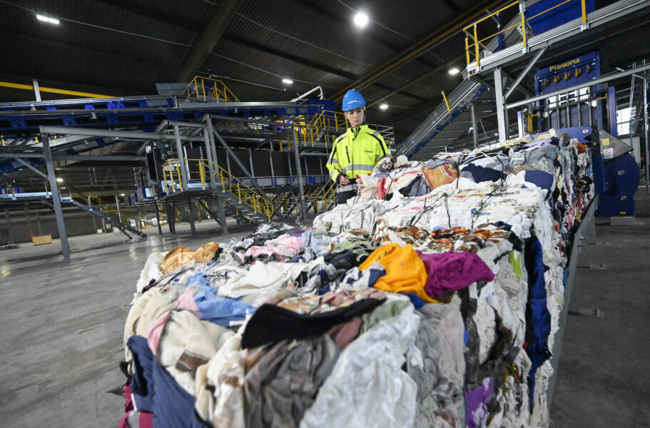 I Malmö finns sedan 2020 en storskalig automatisk textilsorteringsanläggning, resultatet av ett forskningsprojekt som leds av IVL Svenska miljöinstitutet Arkivbild.