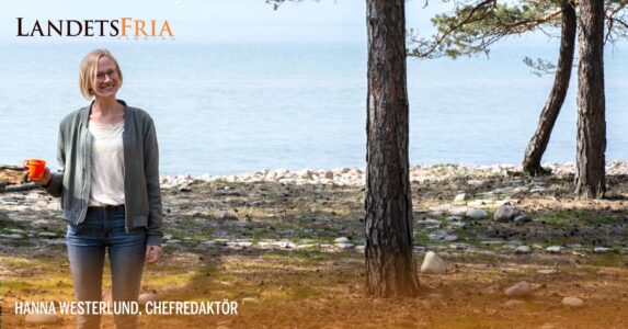 I bakgrunden vy över himmel och hav med en stenstrand och några tallar, i förgrunden chefredaktör Hanna Westerlund med en kaffekopp i handen.