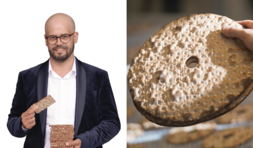 Syrisksvenske författaren Ali Alabdallah i svart kvaj, håller i ett knäckebröd. Till höger ett runt knäckebröd.