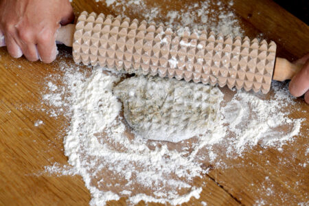 Kavel, mjöl och knäckebrödsdeg.