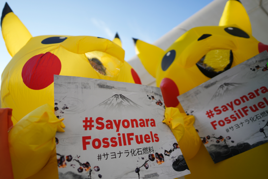 Demonstranter i gula Pickachu-dräkter med budskapet att det är dags att säga hejdå till fossila bränslen.