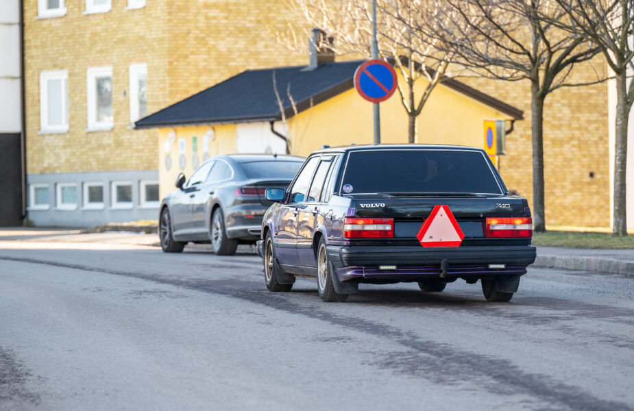 Volvo 740 med varningstriangel på (eftersom den är ombyggd till A-traktor) kör i ett bostadsområde.