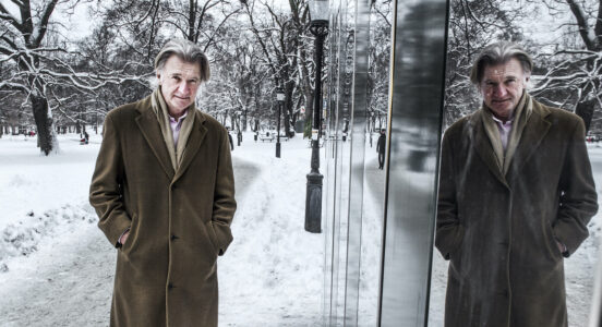 Anders Wijkman på en gångväg i ett vintrigt Humlegården, Stockholm.