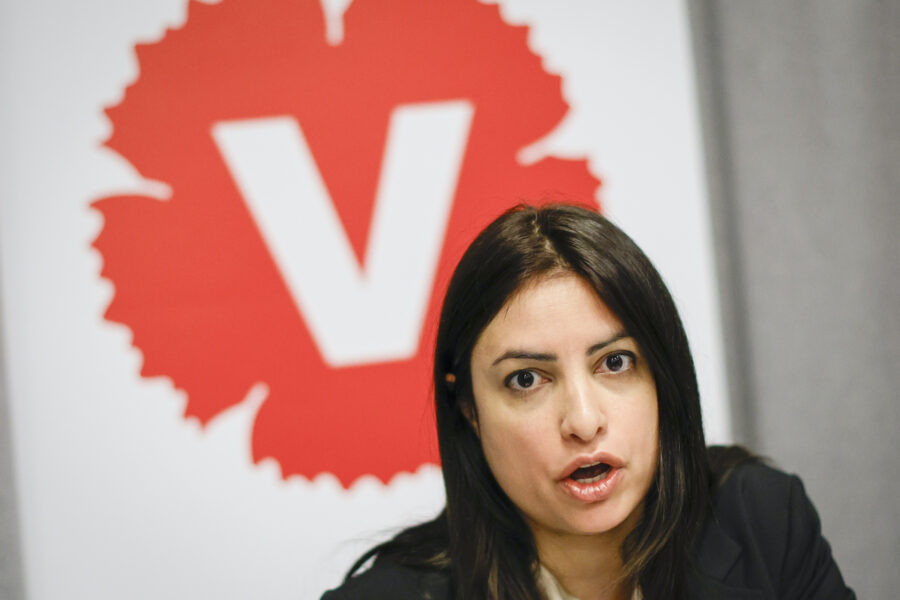 Nooshi Dadgostar framför V:s logotyp.