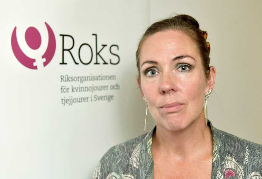 Porträtt av Jenny Westerstrand, i bakgrunden ROKS logotyp.