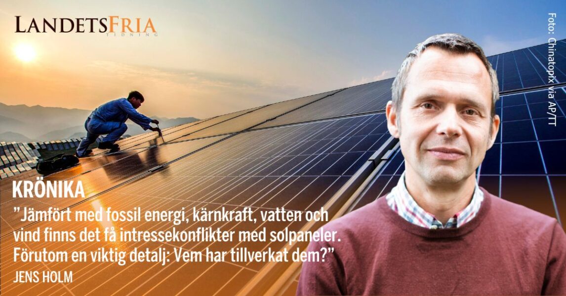 Porträtt på Jens Holm, i bakgrunden en person som klättrar på solpaneler i solnedgång.