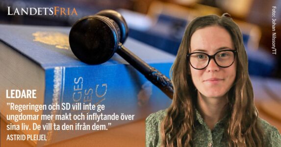 Porträtt på ledarskribent med lagbok och klubba i bakgrunden.