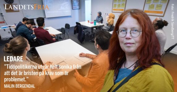 Ledarskribent i förgrund, sfi-klassrum i bakgrund.