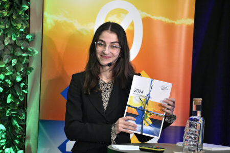 Klimat- och miljöminister Romina Pourmokhtari med rapporten från Klimatpolitiska rådet i händerna.