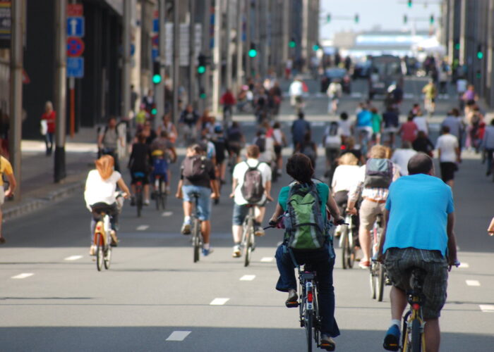 Cyklister i flera filer på en gata i Belgien.