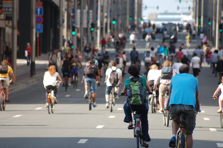 Cyklister i flera filer på en gata i Belgien.