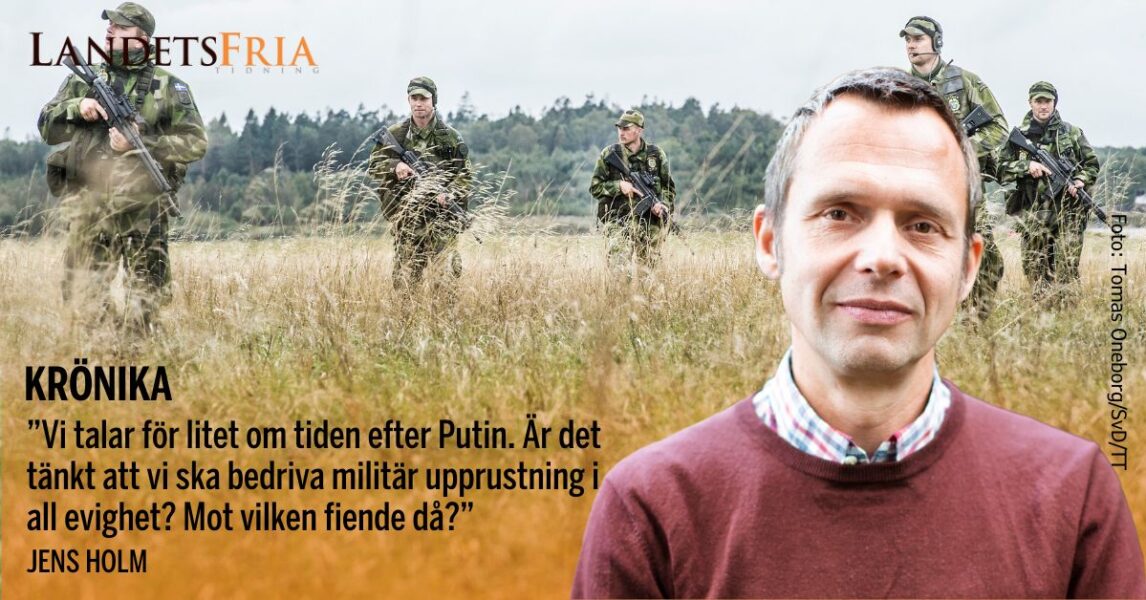 Porträtt av krönikör Jens Holm, i bakgrunden militärer under övning på ett fält.